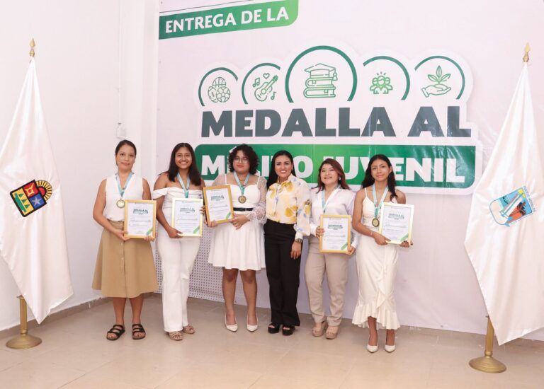 Cabildo de Puerto Morelos entrega la Medalla al Mérito Juvenil a cinco jóvenes destacadas