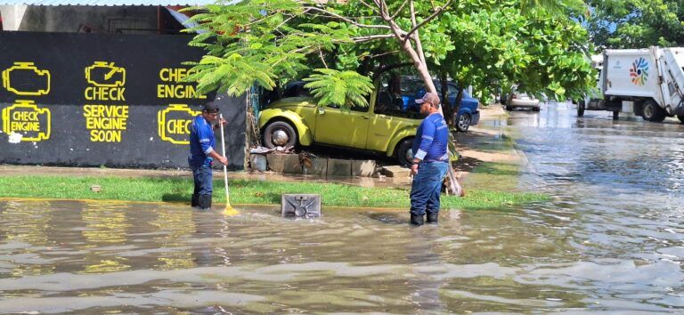 Servicios públicos y bomberos de Solidaridad reaccionan con rapidez ante lluvias