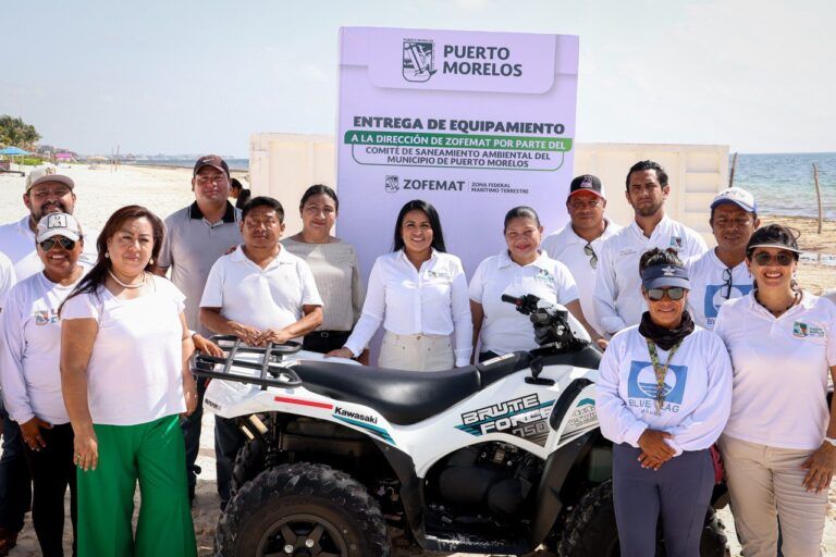 Entrega Blanca Merari equipamiento para la limpieza de playas en Puerto Morelos