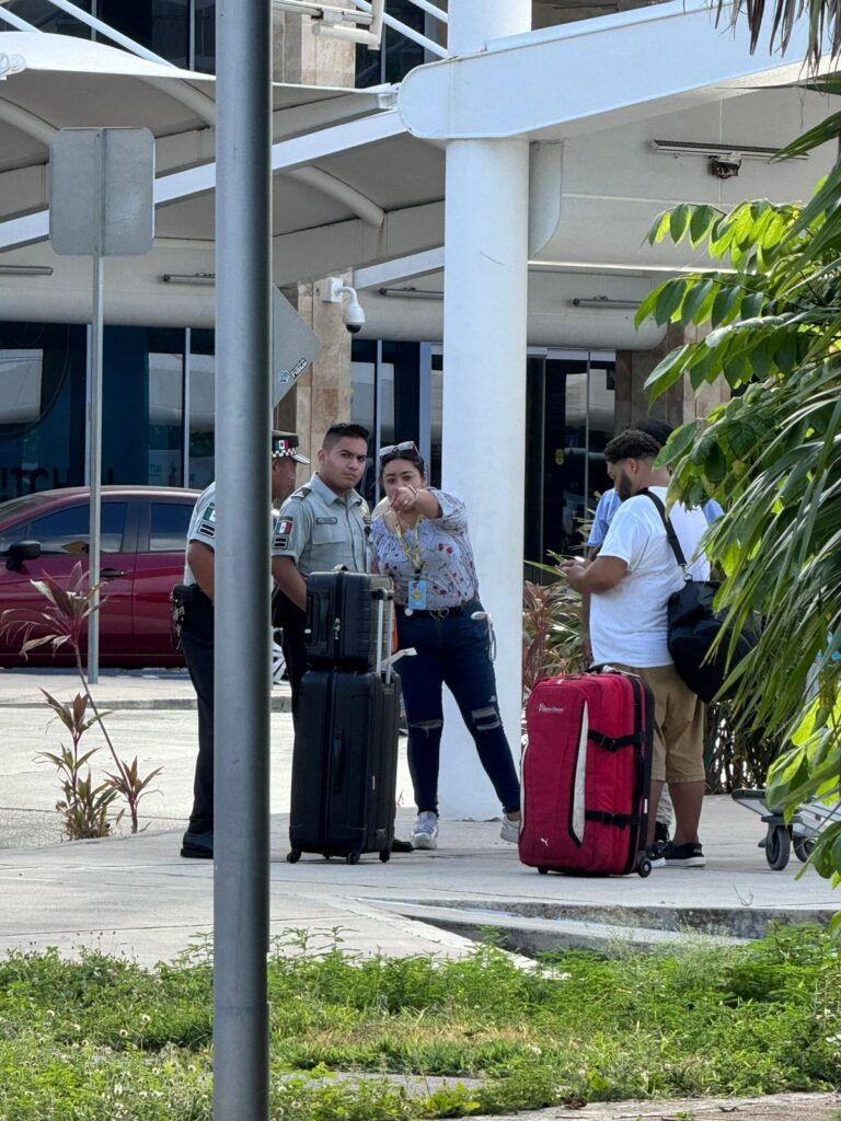 Operadores de Uber son hostigados en el Aeropuerto de Cancún