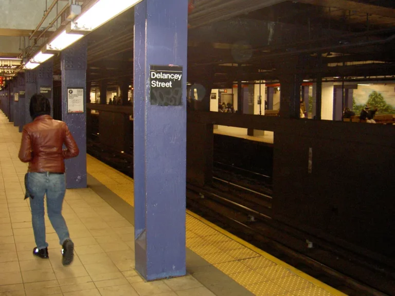 Dos turistas mexicanas son empujadas a vías del tren en Nueva York