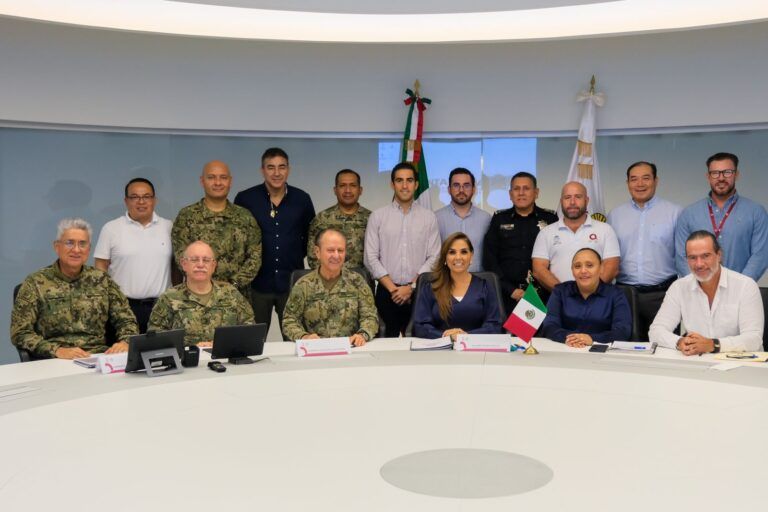 Revisan Mara Lezama y el secretario de Marina, Rafael Ojeda Durán, proyectos para atender el sargazo