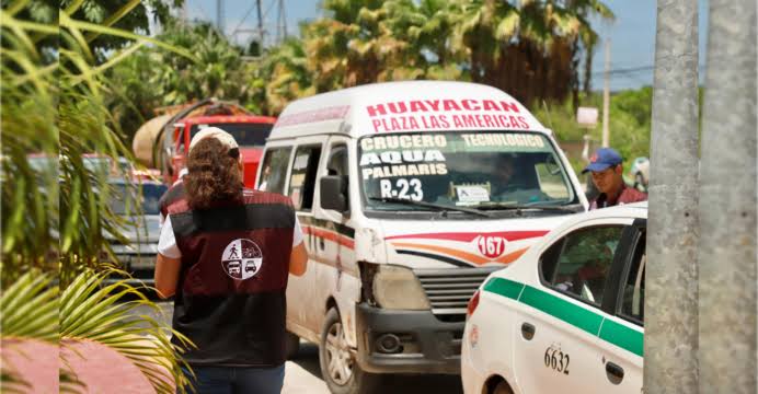 Sin autorización oficial, taxis y combis de transporte público, cobran de más bajo el amparo de la impunidad