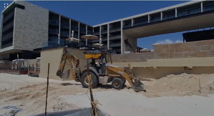 En Playa del Carmen ingresa maquinaria pesada a zona costera a la altura del hotel Grand Hyatt