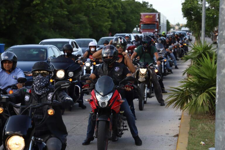Discriminatorio e inconstitucional obligar al uso de chalecos y casco de un color a los motociclistas: Consejo de Abogados