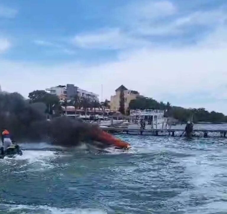 Sorprende incendio de moto acuática en la zona hotelera de Cancún