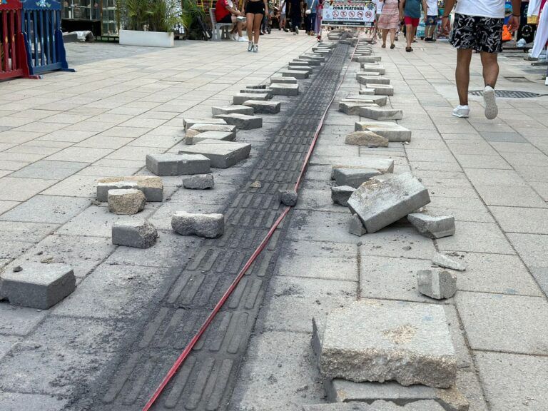 Adaptan piso de la Quinta Avenida para personas con discapacidad visual
