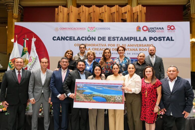 Mara Lezama y Rocío Bárcena cancelan estampilla postal por 50 años de Quintana Roo junto a presidentes municipales