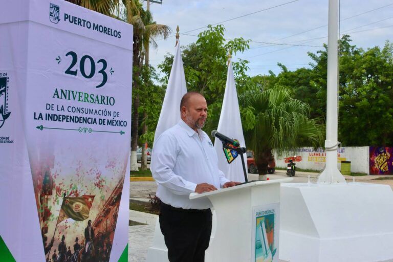 Autoridades de Puerto Morelos celebran el 203 aniversario de la consumación de la independencia de México