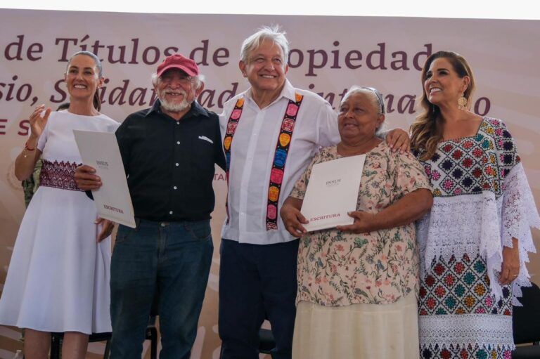 AMLO salda deuda histórica en Playa del Carmen