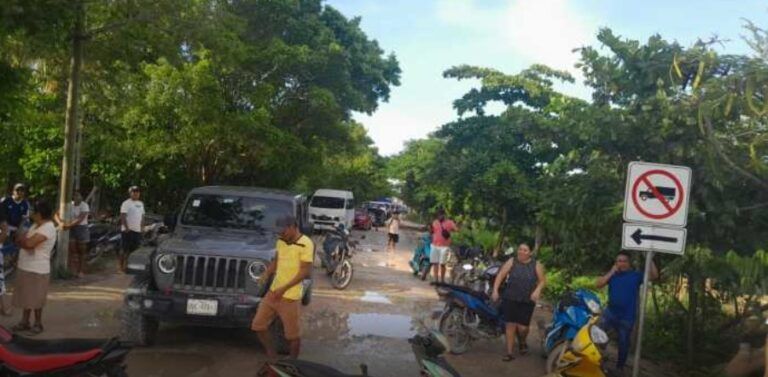 Bloquean entrada a Chiquilá por malas condiciones de la carretera