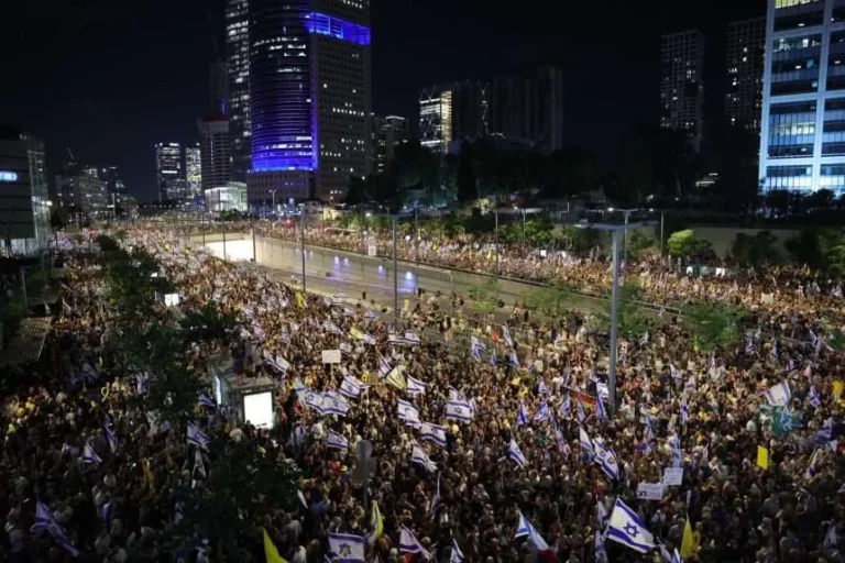 Cientos de miles de manifestantes toman Tel Aviv en un clamor por el alto el fuego en Gaza