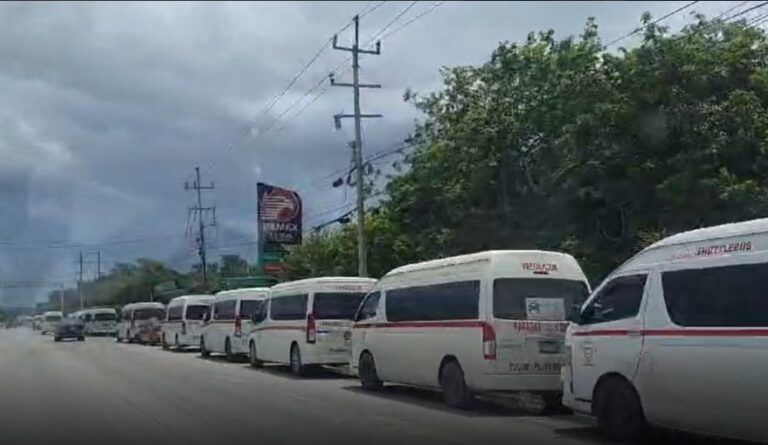 Nuevamente se manifiestan taxistas de Tulum con rodada pacífica, en apoyo a su líder Eliazar Sagrero, acusado de homicidio