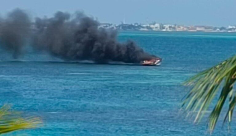 Se quema otro yate en la Zona Hotelera de Cancún