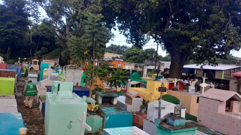 Los panteones de Puerto Morelos y Leona Vicario, listos para los días de muertos