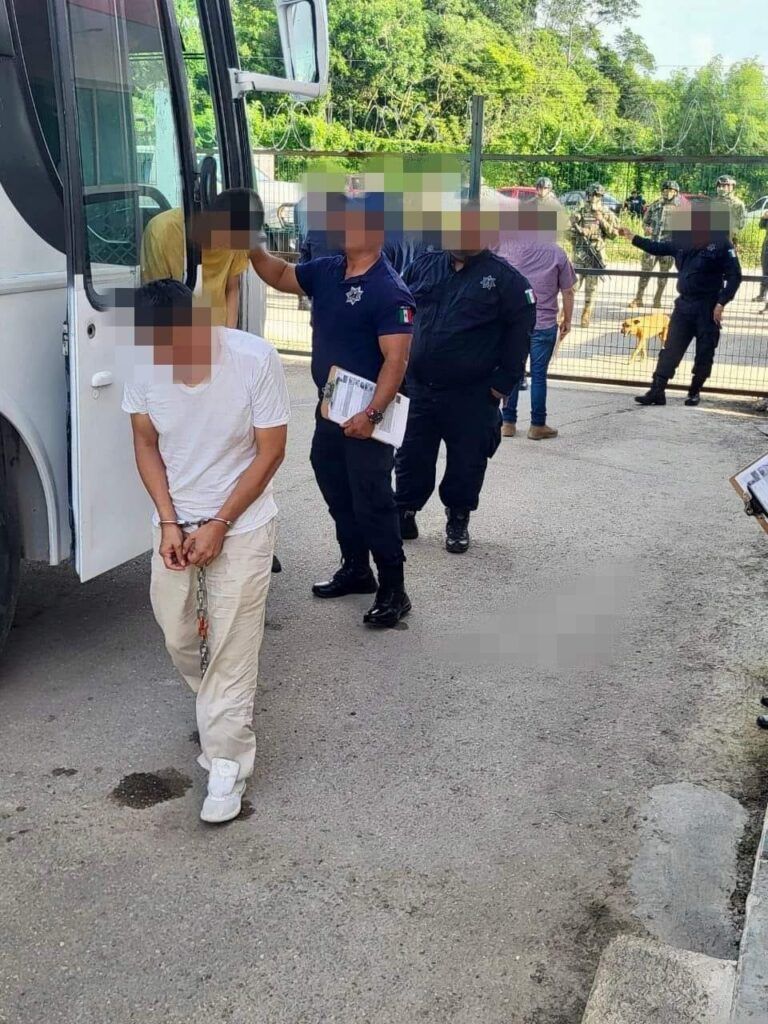 Trasladan a 90 reos de Cancún al penal de Chetumal