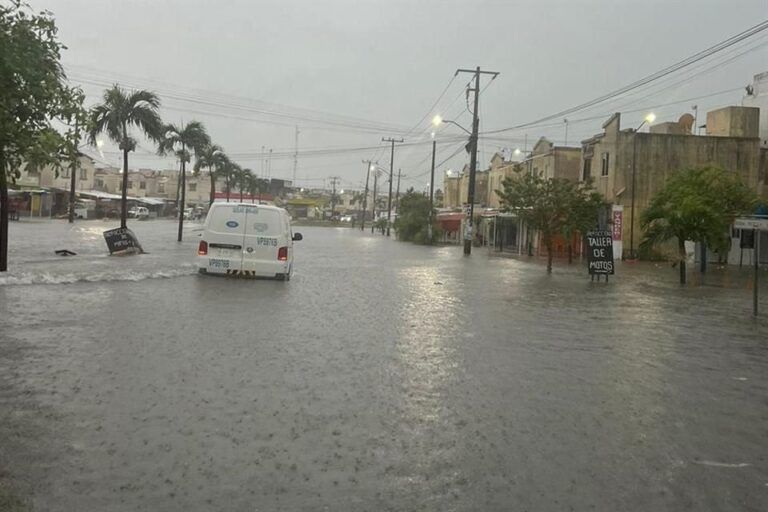 Mal tiempo trastoca actividad turística y comercial de Cancún