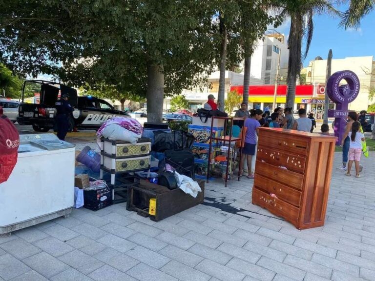 Invasores desalojados se van a vivir en la explanada del Palacio municipal de Playa del Carmen