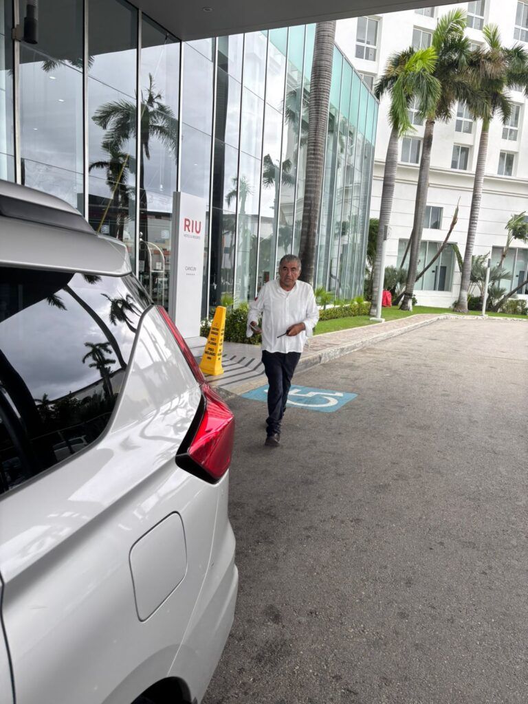 Tras hacerse viral video de nueva acometida de taxista hacia operador de Uber en Cancún, Policía Turística detuvo al agresor