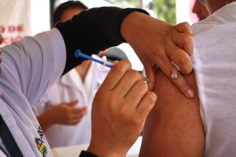 Arranca en Cancún, campaña de vacunación invernal para prevenir Influenza y Covid-19
