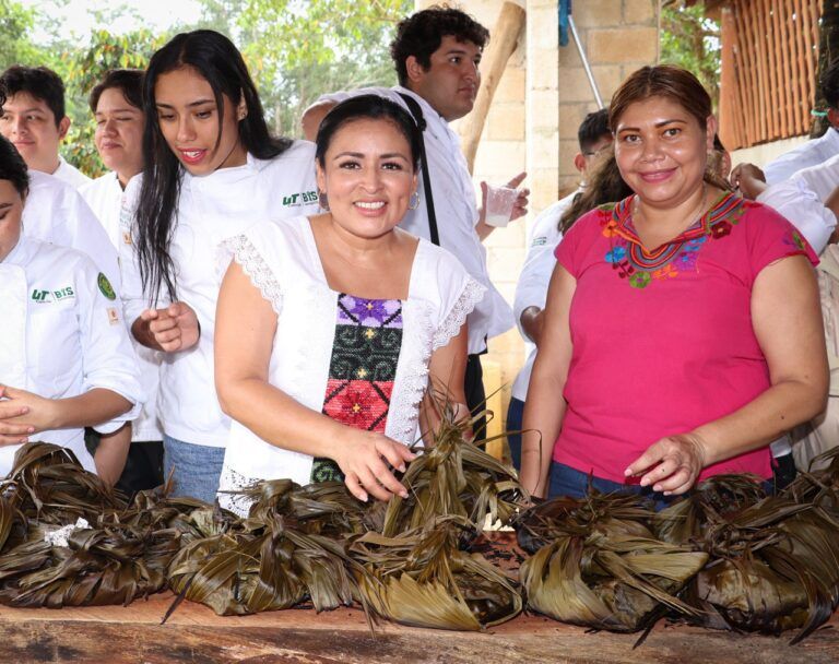 Participa Blanca Merari con estudiantes de la UT en un taller sobre la elaboración del tradicional mucbipollo