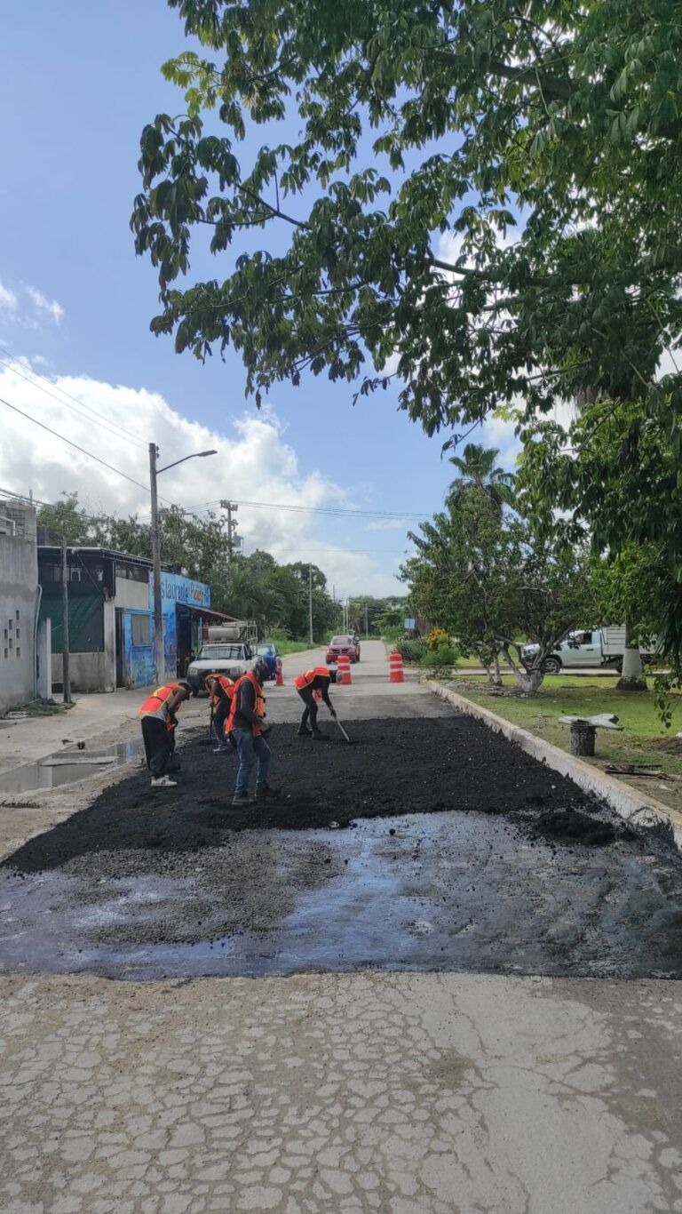 Reanudan trabajos de bacheo en Puerto Morelos tras el cese de las lluvias