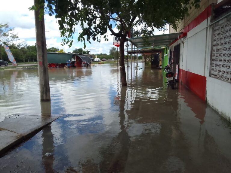 Operador de maquinaria al servicio de la CFE, perfora tubería de agua potable y afecta a casas y negocios