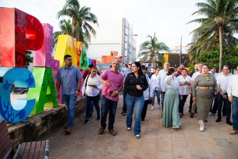 Estefanía Mercado recorre la Quinta Avenida acompañada por empresarios