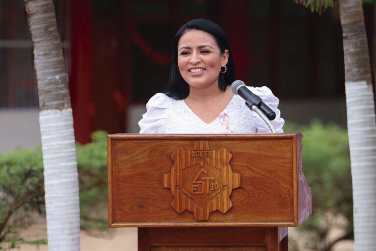 Refrenda Blanca Merari su compromiso con la educación en Puerto Morelos