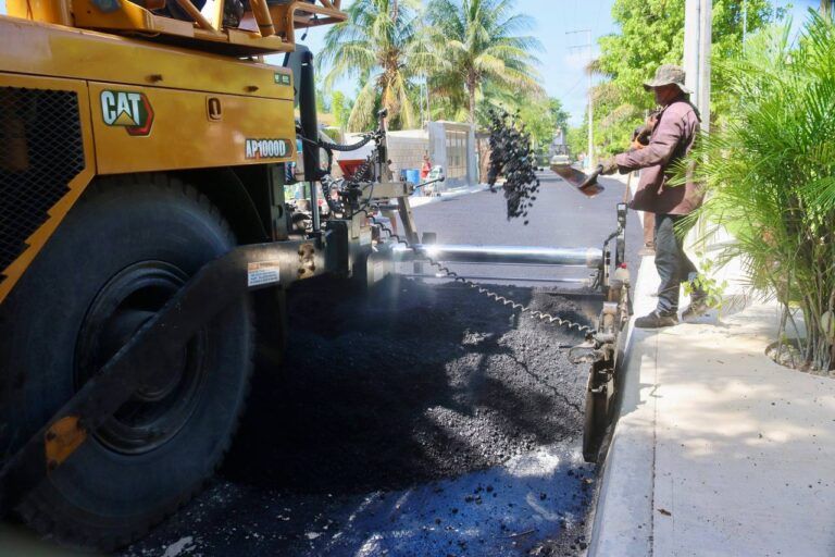Puerto Morelos construye y pavimenta calles en La Fe