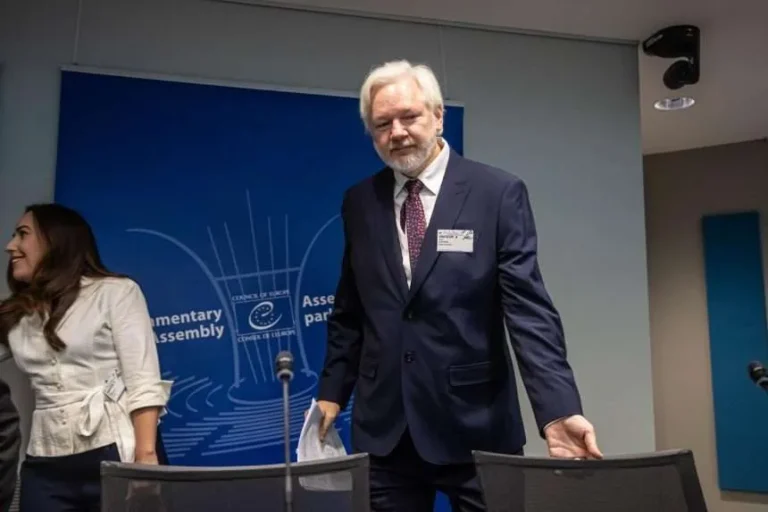 Assange: «Soy libre porque me declaré culpable de hacer periodismo»