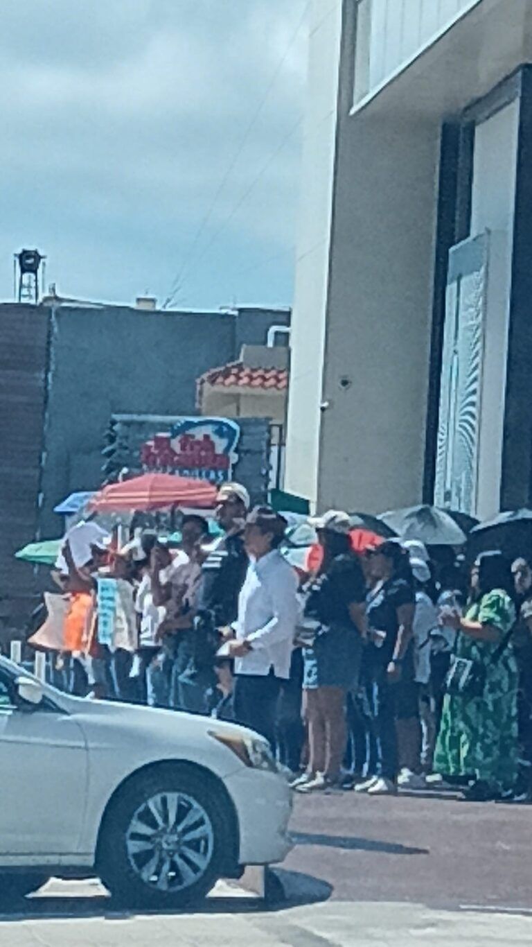 Trabajadores del Poder Judicial bloquean el bulevar Kukulcán de Cancún