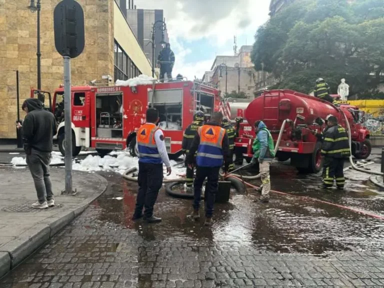 Incendio en el Centro Histórico de CDMX moviliza a cuerpos de emergencia