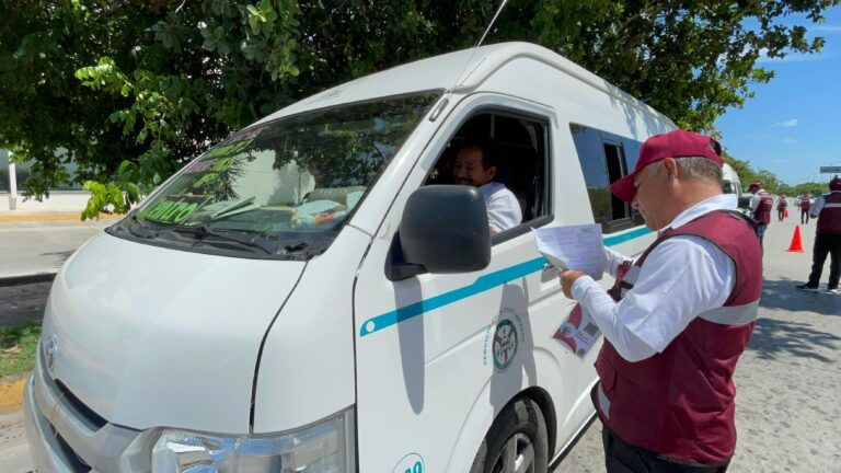 IMOVEQROO cancelará licencia de conducir a chofer de combi que arrolló a motociclistas en Cancún