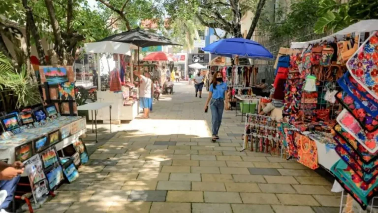 Barren con el comercio informal en Playa del Carmen