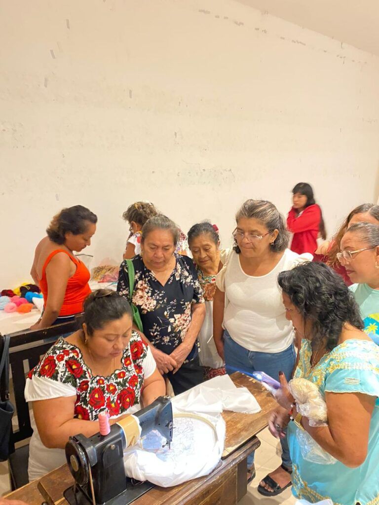 Emprendedoras de Puerto Morelos toman curso de bordado a máquina