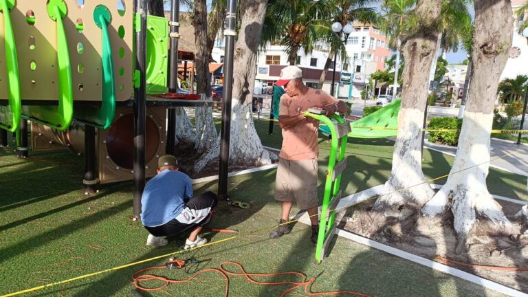 Retiran el módulo de juegos infantiles del Parque Fundadores de Puerto Morelos