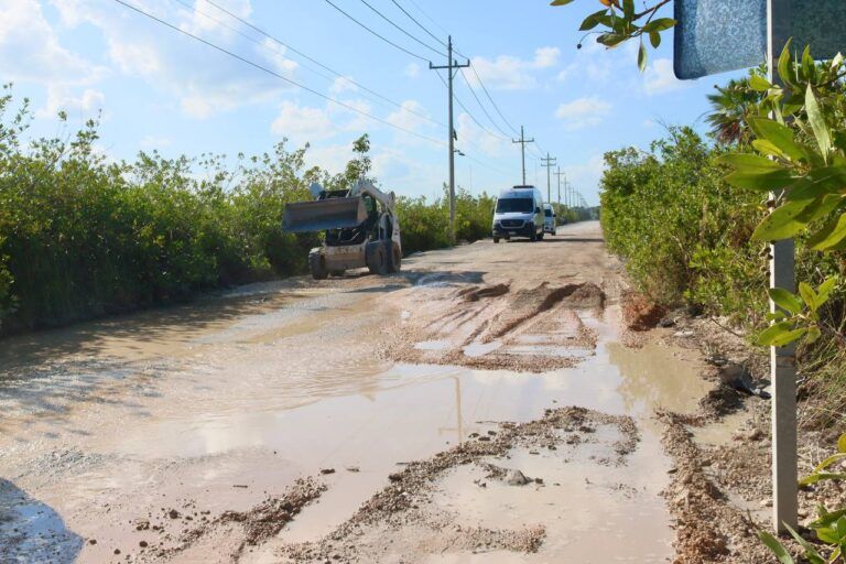 Inician trabajos de rehabilitación del camino de Bahía Petempich