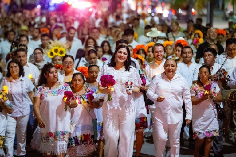 Miles disfrutan en Playa del Carmen en la segunda noche en festividades de Días de Muertos