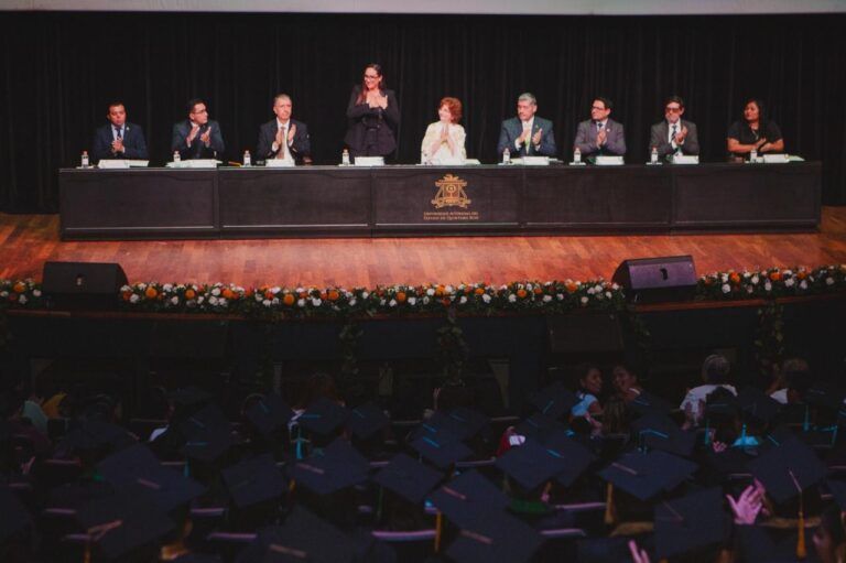 Felicita Gobierno de Solidaridad a 120 nuevos egresados de la UAQROO, campus Playa del Carmen