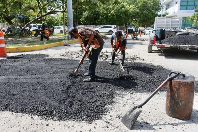 Continúa el bacheo intensivo de calles y avenidas en Puerto Morelos