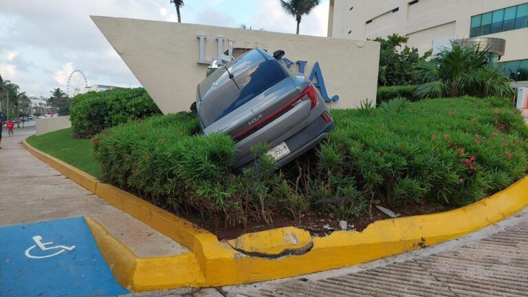 Aparentemente en estado etílico, conductor pierde el control de su auto y se estrella en letrero del hotel Live Aqua