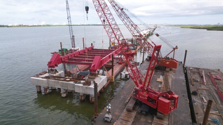 Comenzó la colocación de la estructura metálica para el puente colgante de la Laguna Nichupté