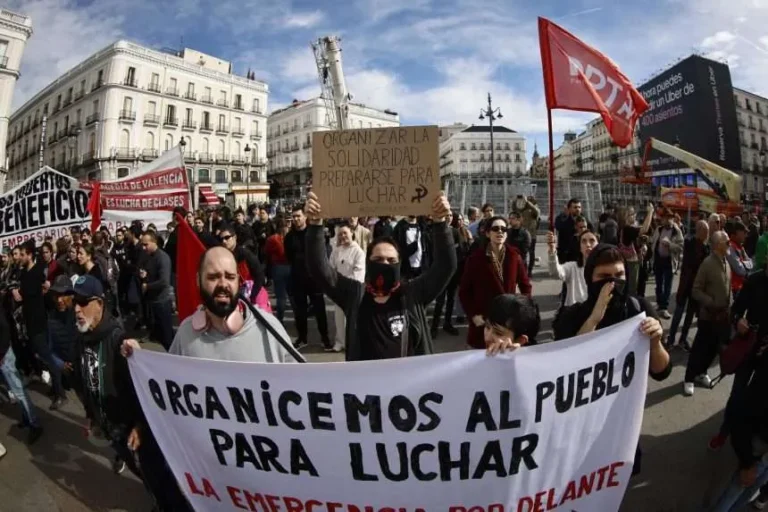 Rebelión en Valencia por falta de apoyo ante desastre por la Dana; víctimas mortales se eleva a 222