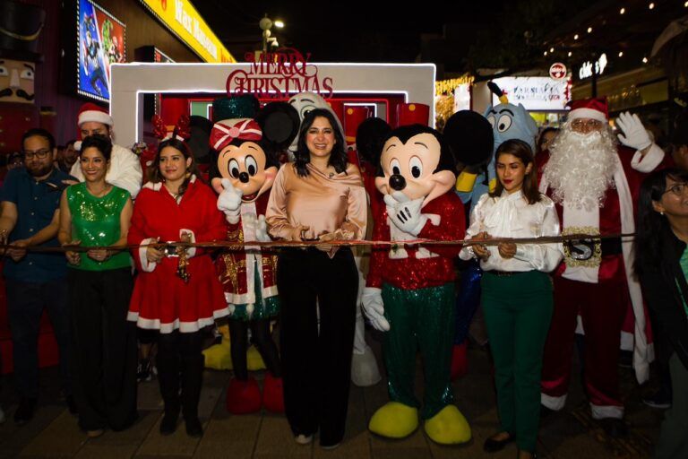 Se desborda la Quinta Avenida con mágico desfile navideño