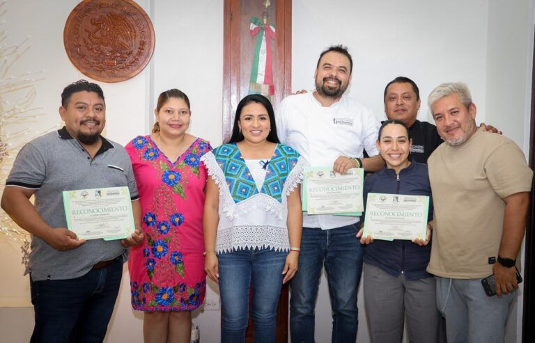 Entrega Blanca Merari reconocimientos a cocinero tradicional y chefs que van por el rescate gastronómico de Puerto Morelos
