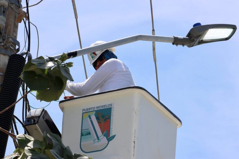 En Puerto Morelos atienden fallas en el alumbrado público