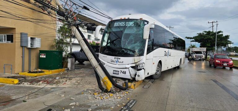 Día de lluvias y múltiples accidentes automovilísticos en Cancún