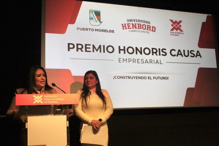 Entrega Blanca Merari reconocimiento Honoris Causa empresarial 2025 de la Universidad Henbord