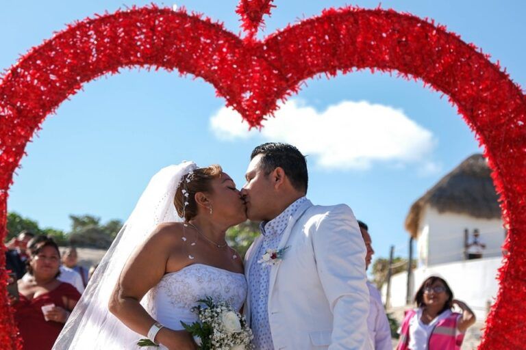 Buena respuesta de parejas en las bodas colectivas de Cancún 2025